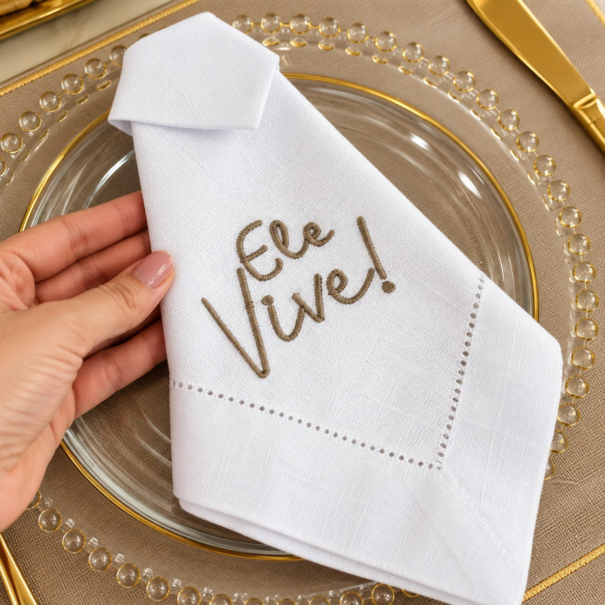 Guardanapo Bordado "Ele Vive"